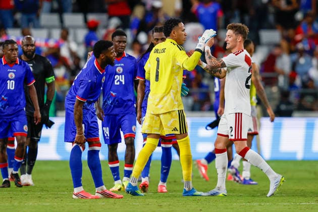 MIAMI, FL - JUNE 5: Peru goalkeeper Pedro Gallese (1) and Peru defender Oliver Sonne (22) celebrate together at the end of the International Friendly, Länderspiel, Nationalmannschaft game between Haiti and Peru at NU Stadium on June 5, 2026 in Miami,Florida.(Photo by Chris Arjoon Icon Sportswire) SOCCER: JUN 05 Haiti vs Peru EDITORIAL USE ONLY Icon2605060010026