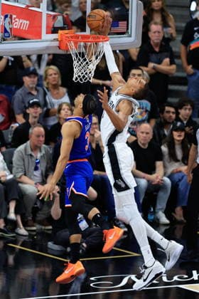 NBA, Basketball Herren, USA Finals Game 2 - New York Knicks at San Antonio Spurs San Antonio Spurs forward Victor Wembanyama (R) blocks a shot by New York Knicks guard Josh Hart (L) during Game 2 of the NBA Finals between the San Antonio Spurs and the New York Knicks in San Antonio, Texas, USA, 05 June 2026. San Antonio United States  Copyright: xADAMxDAVISx