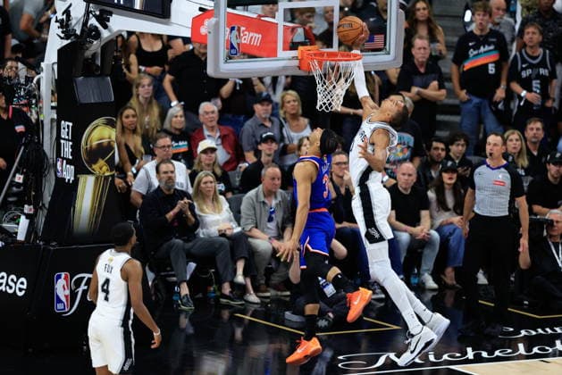 NBA, Basketball Herren, USA Finals Game 2 - New York Knicks at San Antonio Spurs San Antonio Spurs forward Victor Wembanyama (R) blocks a shot by New York Knicks guard Josh Hart (L) during Game 2 of the NBA Finals between the San Antonio Spurs and the New York Knicks in San Antonio, Texas, USA, 05 June 2026. San Antonio United States  Copyright: xADAMxDAVISx