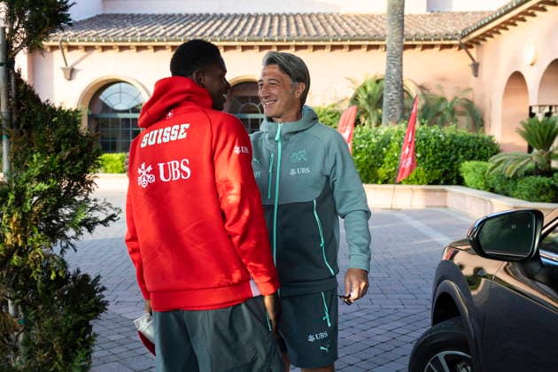FIFA World Cup, WM, Weltmeisterschaft, Fussball 2026 preparations - Switzerland Switzerland s Breel Embolo talks to head coach Murat Yakin after his arrival at the team hotel (Fairmont Grand Del Mar) in San Diego, California, USA, 05 June 2026. Switzerland will play an international soccer friendly match with Australia on 06 June. San Diego United States  Copyright: xPETERxKLAUNZERx
