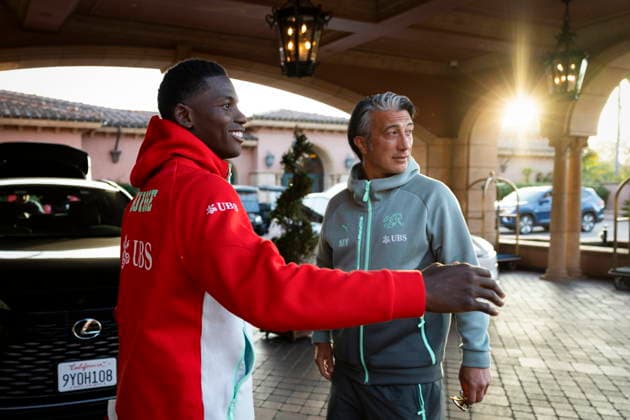 FIFA World Cup, WM, Weltmeisterschaft, Fussball 2026 preparations - Switzerland Switzerland s Breel Embolo talks to head coach Murat Yakin after his arrival at the team hotel (Fairmont Grand Del Mar) in San Diego, California, USA, 05 June 2026. Switzerland will play an international soccer friendly match with Australia on 06 June. San Diego United States  Copyright: xPETERxKLAUNZERx