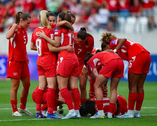 05.06.2026, Fussball, Frauen WM-Qualifikation: Schweiz Malta, Lugano, AIL Arena Grosse Freude im Schweizer Nationalteam über das soeben erzielte 2:1, am Boden die verletzte Sydney Schertenleib (10, A-Team Schweiz) Foto: Urs Ottiger IMAGO Lugano AIL Arena Tessin Switzerland