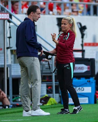 05.06.2026, Fussball, Frauen WM-Qualifikation: Schweiz Malta, Lugano, AIL Arena Rafel Navarro (Trainer, A-Team Schweiz, li.) und Julia Simic (Assistentin, A-Team Schweiz) in der Diskussion Foto: Urs Ottiger IMAGO Lugano AIL Arena Tessin Switzerland
