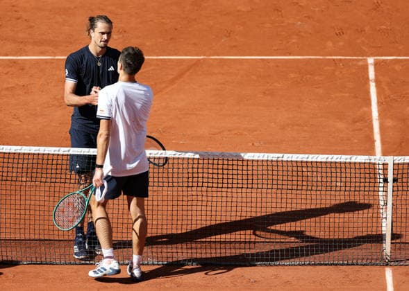 (260606) -- PARIS, June 6, 2026 -- Alexander Zverev (top) shakes hands with Jakub Mensik after the men s singles semifinal match between Alexander Zverev of Germany and Jakub Mensik of the Czech Republic at the French Open tennis tournament at Roland Garros, Paris, France, June 5, 2026. ) (SP)FRANCE-PARIS-TENNIS-FRENCH OPEN-MEN S SINGLES-SEMIFINAL WuxHuiwo 