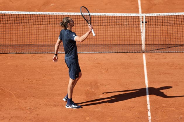 (260606) -- PARIS, June 6, 2026 -- Alexander Zverev greets the spectators after the men s singles semifinal match between Alexander Zverev of Germany and Jakub Mensik of the Czech Republic at the French Open tennis tournament at Roland Garros, Paris, France, June 5, 2026. ) (SP)FRANCE-PARIS-TENNIS-FRENCH OPEN-MEN S SINGLES-SEMIFINAL WuxHuiwo 