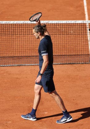 (260606) -- PARIS, June 6, 2026 -- Alexander Zverev greets the spectators after the men s singles semifinal match between Alexander Zverev of Germany and Jakub Mensik of the Czech Republic at the French Open tennis tournament at Roland Garros, Paris, France, June 5, 2026. ) (SP)FRANCE-PARIS-TENNIS-FRENCH OPEN-MEN S SINGLES-SEMIFINAL WuxHuiwo 