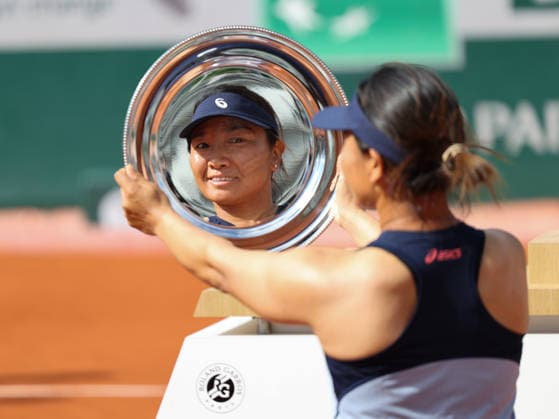 (260606) -- PARIS, June 6, 2026 -- Zhu Zhenzhen reacts after the wheelchair tennis women s doubles final match between Zhu Zhenzhen (China) Kamiji Yui (Japan) and Jinte Bos Lizzy de Greef of the Netherlands at the French Open tennis tournament at Roland Garros, Paris, France, June 5, 2026. ) ?(SP)FRANCE-PARIS-WHEELCHAIR TENNIS-FRENCH OPEN-WOMEN S DOUBLES-FINAL? WuxHuiwo 