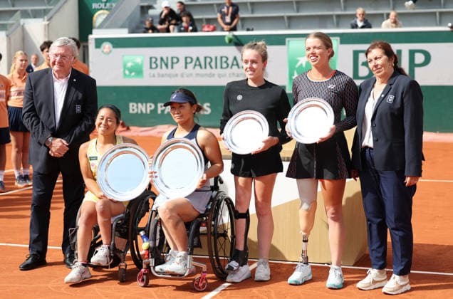 (260606) -- PARIS, June 6, 2026 -- Zhu Zhenzhen (3rd L) Kamiji Yui (2nd L) and Jinte Bos (3rd R) Lizzy de Greef (2nd R) pose for photos after the wheelchair tennis women s doubles final match between Zhu Zhenzhen (China) Kamiji Yui (Japan) and Jinte Bos Lizzy de Greef of the Netherlands at the French Open tennis tournament at Roland Garros, Paris, France, June 5, 2026. ) ?(SP)FRANCE-PARIS-WHEELCHAIR TENNIS-FRENCH OPEN-WOMEN S DOUBLES-FINAL? WuxHuiwo 