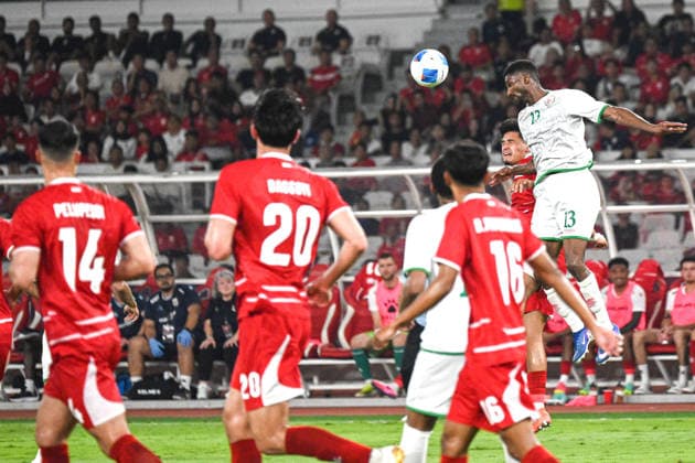 (260606) -- JAKARTA, June 6, 2026 -- Amjad Abdullah Alharthi (top R) of of Oman heads the ball during the FIFA Men s Match Day between Indonesia and Oman at Gelora Bung Karno Stadium, Jakarta, Indonesia, June 5, 2026. ) (SP)INDONESIA-JAKARTA-FOOTBALL-FIFA MEN S MATCH DAY-INDONESIA VS OMAN AgungxKuncahyaxB. 