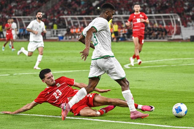 (260606) -- JAKARTA, June 6, 2026 -- Justin Quincy Hubner (bottom) of Indonesia vies with Amjad Abdullah Alharthi (front) of Oman during the FIFA Men s Match Day between Indonesia and Oman at Gelora Bung Karno Stadium, Jakarta, Indonesia, June 5, 2026. ) (SP)INDONESIA-JAKARTA-FOOTBALL-FIFA MEN S MATCH DAY-INDONESIA VS OMAN AgungxKuncahyaxB. 