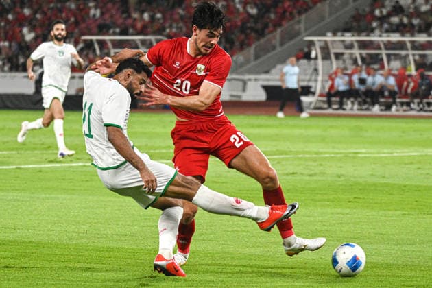(260606) -- JAKARTA, June 6, 2026 -- Elkan William Tio Baggott (R) of Indonesia vies with Muhsen Saleh Alghassani of Oman during the FIFA Men s Match Day between Indonesia and Oman at Gelora Bung Karno Stadium, Jakarta, Indonesia, June 5, 2026. ) (SP)INDONESIA-JAKARTA-FOOTBALL-FIFA MEN S MATCH DAY-INDONESIA VS OMAN AgungxKuncahyaxB. 