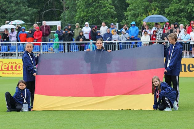 Frankfurt, Deutschland 05. Juni 2026: U19 Frauen Nationalmannschaft - 2026 - Testspiel - Deutschland gegen USA Im Bild: Volunteers präsentieren kurz vor Spielbeginn die deutsche Flagge. DFL DFB regulations prohibit any use of photographs as image sequences and or quasi-video DFB Campus Hessen Copyright: xFotostandx xRacochax