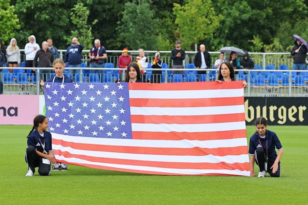 Frankfurt, Deutschland 05. Juni 2026: U19 Frauen Nationalmannschaft - 2026 - Testspiel - Deutschland gegen USA Im Bild: Volunteers präsentieren kurz vor Spielbeginn die Flagge der USA. DFL DFB regulations prohibit any use of photographs as image sequences and or quasi-video DFB Campus Hessen Copyright: xFotostandx xRacochax