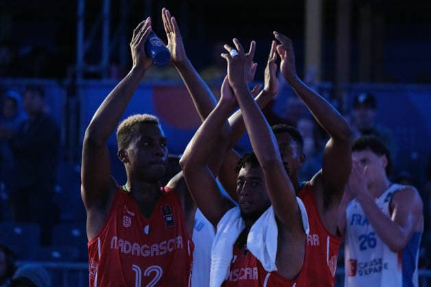 June 5, 2026, Warsaw, Masovian Voivodeship, Poland: Madagascar s ALPHA SOLONDRAINY (12), ANTHONY RASOLOMANANA (15), and ELLY RANDRIAMAMPIONONA (1) thank fans for their support at the end of a FIBA 3x3 Basketball World Cup men s last 16 game between France and Madagascar in Warsaw, Poland. Madagascar lost to France and was eliminated from the tournament. Warsaw Poland - ZUMAk204 20260605_zip_k204_069 Copyright: xRomanxKozielx