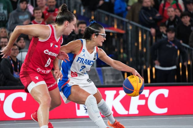 June 5, 2026, Warsaw, Masovian Voivodeship, Poland: France s HORTENSE LIMOUZIN (3) and Czechia s KAROLINA SOTOLOVA (9) in action during a FIBA 3x3 Basketball World Cup women s last 16 game between France and Czechia in Warsaw, Poland. Basketball 2026: FIBA 3x3 World Cup Women s Last 16: France 10:9 Czechia  - ZUMAk204 20260605_zip_k204_110 Copyright: xRomanxKozielx