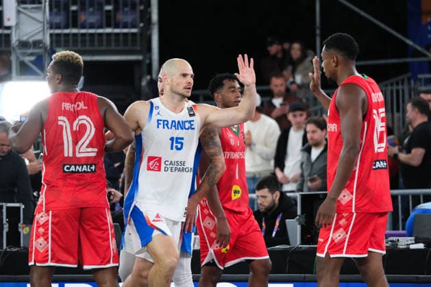 June 5, 2026, Warsaw, Masovian Voivodeship, Poland: France s ALEX VIALARET (15), EMMANUEL MONCEAU (9) and Madagascar s ALPHA SOLONDRAINY (12), ELLY RANDRIAMAMPIONONA (1), ANTHONY RASOLOMANANA (15) at the end of a FIBA 3x3 Basketball World Cup men s last 16 game between France and Madagascar in Warsaw, Poland. Basketball 2026: FIBA 3x3 World Cup Men s Last 16: France 16:10 Madagascar  - ZUMAk204 20260605_zip_k204_141 Copyright: xRomanxKozielx