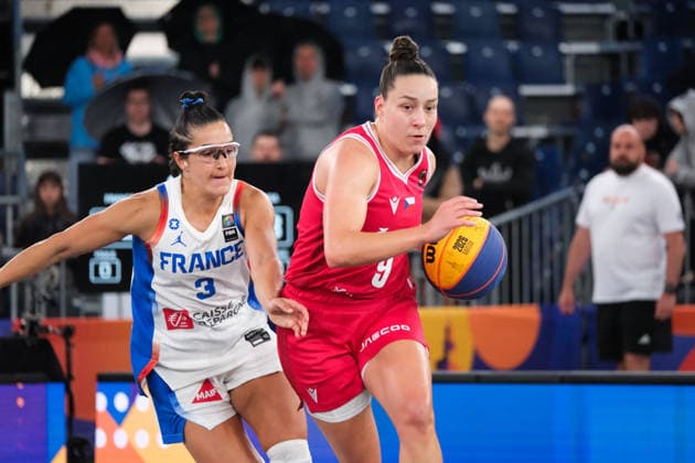 June 5, 2026, Warsaw, Masovian Voivodeship, Poland: France s HORTENSE LIMOUZIN (3) and Czechia s KAROLINA SOTOLOVA (9) in action during a FIBA 3x3 Basketball World Cup women s last 16 game between France and Czechia in Warsaw, Poland. Warsaw Poland - ZUMAk204 20260605_zip_k204_104 Copyright: xRomanxKozielx