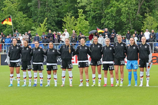 Frankfurt, Deutschland 05. Juni 2026: U19 Frauen Nationalmannschaft - 2026 - Testspiel - Deutschland gegen USA Im Bild: Das Team der U-19 stellt sich im Schulterschluss zur Nationalhymne. DFL DFB regulations prohibit any use of photographs as image sequences and or quasi-video DFB Campus Hessen Copyright: xFotostandx xRacochax