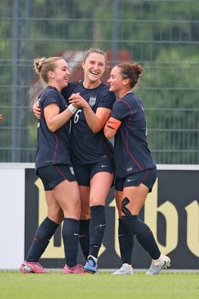 Frankfurt, Deutschland 05. Juni 2026: U19 Frauen Nationalmannschaft - 2026 - Testspiel - Deutschland gegen USA Im Bild: Torschützin Keira Kemmerley (USA)(2.v.li.) freut sich über ihr Tor zum 0:1. DFL DFB regulations prohibit any use of photographs as image sequences and or quasi-video DFB Campus Hessen Copyright: xFotostandx xRacochax
