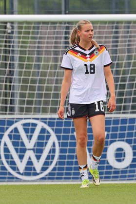 Frankfurt, Deutschland 05. Juni 2026: U19 Frauen Nationalmannschaft - 2026 - Testspiel - Deutschland gegen USA Im Bild: Mia-Lena Maas (Deutschland) steht nachdenklich auf dem Spielfeld. DFL DFB regulations prohibit any use of photographs as image sequences and or quasi-video DFB Campus Hessen Copyright: xFotostandx xRacochax