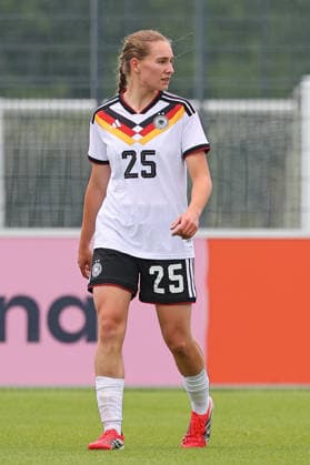 Frankfurt, Deutschland 05. Juni 2026: U19 Frauen Nationalmannschaft - 2026 - Testspiel - Deutschland gegen USA Im Bild: Maria Penner (Deutschland) steht auf dem Spielfeld und beobachtet über ihre linke Schulter das Spielgeschehen. DFL DFB regulations prohibit any use of photographs as image sequences and or quasi-video DFB Campus Hessen Copyright: xFotostandx xRacochax