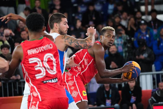 June 5, 2026, Warsaw, Masovian Voivodeship, Poland: Madagascar s ALPHA SOLONDRAINY (12), MARCO RAKOTOVAO (30) and France s EMMANUEL MONCEAU (9) in action during a FIBA 3x3 Basketball World Cup men s last 16 game between France and Madagascar in Warsaw, Poland. Warsaw Poland - ZUMAk204 20260605_zip_k204_133 Copyright: xRomanxKozielx