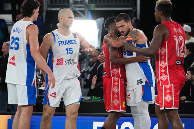 June 5, 2026, Warsaw, Masovian Voivodeship, Poland: France s EMMANUEL MONCEAU (9), JULES RAMBAUT (26), ALEX VIALARET (15) and Madagascar s ALPHA SOLONDRAINY (12), ELLY RANDRIAMAMPIONONA (1) at the end of a FIBA 3x3 Basketball World Cup men s last 16 game between France and Madagascar in Warsaw, Poland. Warsaw Poland - ZUMAk204 20260605_zip_k204_140 Copyright: xRomanxKozielx