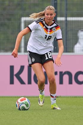 Frankfurt, Deutschland 05. Juni 2026: U19 Frauen Nationalmannschaft - 2026 - Testspiel - Deutschland gegen USA Im Bild: Mia-Lena Maas (Deutschland) bei der Spieleröffnung. DFL DFB regulations prohibit any use of photographs as image sequences and or quasi-video DFB Campus Hessen Copyright: xFotostandx xRacochax