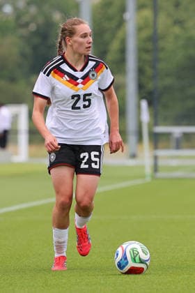 Frankfurt, Deutschland 05. Juni 2026: U19 Frauen Nationalmannschaft - 2026 - Testspiel - Deutschland gegen USA Im Bild: Maria Penner (Deutschland) hält nach einer Anspielstation Ausschau. DFL DFB regulations prohibit any use of photographs as image sequences and or quasi-video DFB Campus Hessen Copyright: xFotostandx xRacochax