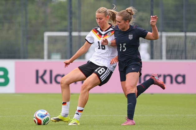 Frankfurt, Deutschland 05. Juni 2026: U19 Frauen Nationalmannschaft - 2026 - Testspiel - Deutschland gegen USA Im Bild: v. li. im Zweikampf Mia-Lena Maas (Deutschland) gegen Maddie Padelski (USA). DFL DFB regulations prohibit any use of photographs as image sequences and or quasi-video DFB Campus Hessen Copyright: xFotostandx xRacochax