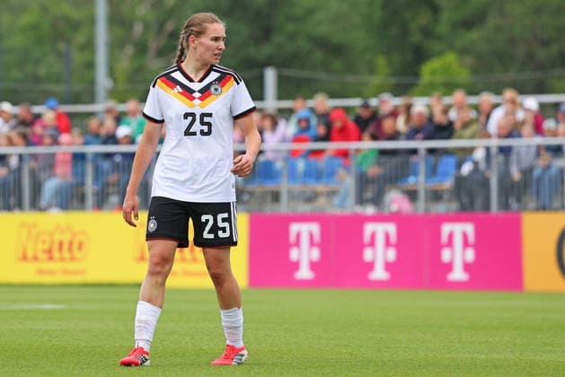 Frankfurt, Deutschland 05. Juni 2026: U19 Frauen Nationalmannschaft - 2026 - Testspiel - Deutschland gegen USA Im Bild: Maria Penner (Deutschland) steht auf dem Spielfeld und beobachtet über ihre linke Schulter das Spielgeschehen. DFL DFB regulations prohibit any use of photographs as image sequences and or quasi-video DFB Campus Hessen Copyright: xFotostandx xRacochax
