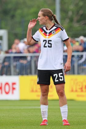 Frankfurt, Deutschland 05. Juni 2026: U19 Frauen Nationalmannschaft - 2026 - Testspiel - Deutschland gegen USA Im Bild: Maria Penner (Deutschland) gibt ihren Mitspielerinnen taktische Anweisungen. DFL DFB regulations prohibit any use of photographs as image sequences and or quasi-video DFB Campus Hessen Copyright: xFotostandx xRacochax
