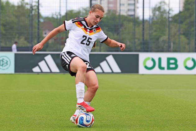 Frankfurt, Deutschland 05. Juni 2026: U19 Frauen Nationalmannschaft - 2026 - Testspiel - Deutschland gegen USA Im Bild: Maria Penner (Deutschland) stoppt den Ball mit dem rechten Fuß. DFL DFB regulations prohibit any use of photographs as image sequences and or quasi-video DFB Campus Hessen Copyright: xFotostandx xRacochax