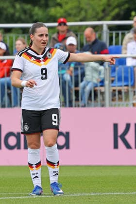 Frankfurt, Deutschland 05. Juni 2026: U19 Frauen Nationalmannschaft - 2026 - Testspiel - Deutschland gegen USA Im Bild: Leonie Köpp Koepp (Deutschland) gibt ihr Mitspielerinnen taktische Anweisungen. DFL DFB regulations prohibit any use of photographs as image sequences and or quasi-video DFB Campus Hessen Copyright: xFotostandx xRacochax