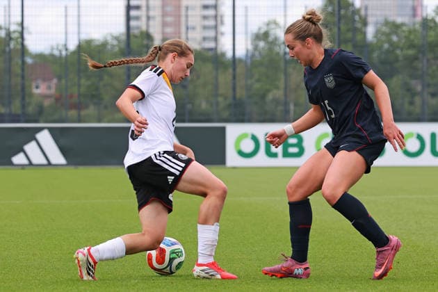Frankfurt, Deutschland 05. Juni 2026: U19 Frauen Nationalmannschaft - 2026 - Testspiel - Deutschland gegen USA Im Bild: v. li. im Zweikampf Maria Penner (Deutschland) gegen Maddie Padelski (USA). DFL DFB regulations prohibit any use of photographs as image sequences and or quasi-video DFB Campus Hessen Copyright: xFotostandx xRacochax