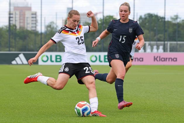 Frankfurt, Deutschland 05. Juni 2026: U19 Frauen Nationalmannschaft - 2026 - Testspiel - Deutschland gegen USA Im Bild: v. li. im Zweikampf Maria Penner (Deutschland) gegen Maddie Padelski (USA). DFL DFB regulations prohibit any use of photographs as image sequences and or quasi-video DFB Campus Hessen Copyright: xFotostandx xRacochax
