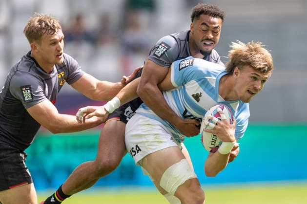 Deutschland - Argentinien, SVNS Rugby World Championship, WM, Weltmeisterschaft Santino Zangara (Argentinien) wird von Philip Gleitze und Makonnen Amekuedi (beide Deutschland) attackiert. Erstes Gruppenspiel zwischen Deutschland und Argentinien. Drittes Turnier der SVNS World Championship, Siebener-Rugby WM vom 5. bis 7. Juni 2026 in Bordeaux (Frankreich). Tag 1, Gruppenspiele am 5. Juni 2026., Bordeaux Region Nouvelle-Aquitaine Frankreich Stade Atlantique