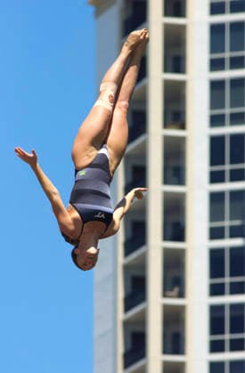 June 5, 2026, St Petersburg, Florida, USA: Team USA s KAYLEA ARNETT executes a high-precision dive from the 21-meter platform at the St. Pete Pier during Stop 2 of the Red Bull Cliff Diving World Series. Feeding off the energy of the home crowd, ARNETT secured a spot in the top three heading into Saturday s final round. St Petersburg USA - ZUMAd225 20260605_znp_d225_001 Copyright: xZoraidaxDiazx St Petersburg USA - ZUMA0858 0858483461st Copyright: xIMAGO ZoraidaxDiazx