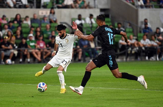 AUSTIN, TX - June 05: Saudi Arabia forward Sultan Mandash (27) is chased by Puerto Rico defender Giovanni Calderon (15) during International Friendly, Länderspiel, Nationalmannschaft between Saudi Arabia and Puerto Rico on June 5, 2026 at Q2 Stadium in Austin, TX. (Photo by John Rivera Icon Sportswire) SOCCER: JUNE 05 International Friendly Saudi Arabia vs. Puerto Rico EDITORIAL USE ONLY Icon426260605021