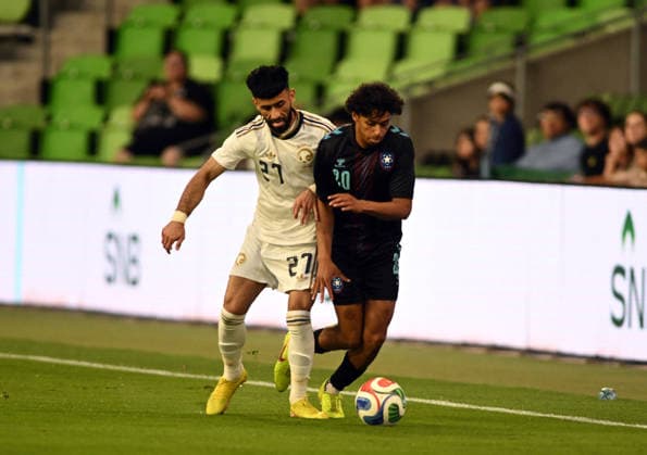 AUSTIN, TX - June 05: Puerto Rico midfielder Sidney Paris (20) gets fouled by Saudi Arabia forward Sultan Mandash (27) during International Friendly, Länderspiel, Nationalmannschaft between Saudi Arabia and Puerto Rico on June 5, 2026 at Q2 Stadium in Austin, TX. (Photo by John Rivera Icon Sportswire) SOCCER: JUNE 05 International Friendly Saudi Arabia vs. Puerto Rico EDITORIAL USE ONLY Icon426260605027