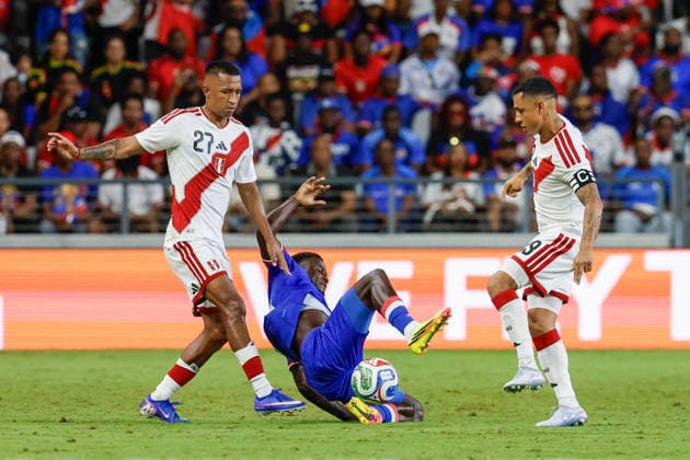 MIAMI, FL - JUNE 5: Peru forward Jhonny Vidales (27) battles for the ball during the International Friendly, Länderspiel, Nationalmannschaft game between Haiti and Peru at NU Stadium on June 5, 2026 in Miami,Florida.(Photo by Chris Arjoon Icon Sportswire) SOCCER: JUN 05 Haiti vs Peru EDITORIAL USE ONLY Icon2605060010034