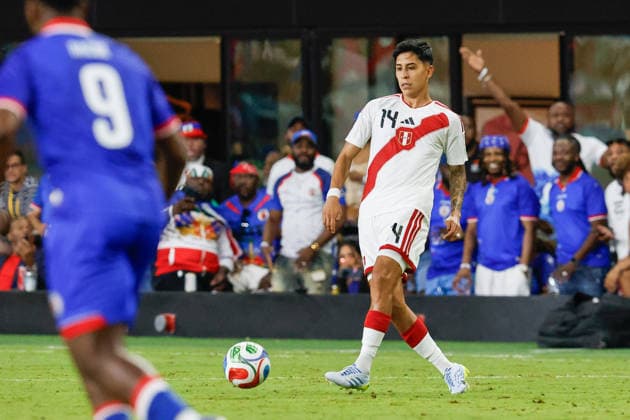MIAMI, FL - JUNE 5: Peru midfielder Adrian Quiroz (14) passes the ball during the International Friendly, Länderspiel, Nationalmannschaft game between Haiti and Peru at NU Stadium on June 5, 2026 in Miami,Florida.(Photo by Chris Arjoon Icon Sportswire) SOCCER: JUN 05 Haiti vs Peru EDITORIAL USE ONLY Icon2605060010035