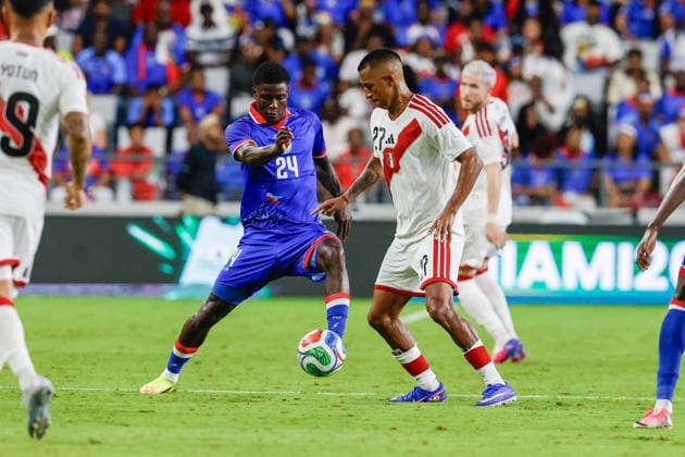 MIAMI, FL - JUNE 5: Haiti defender Wilguens Paugain (24) and Peru forward Jhonny Vidales (27) battle for the ball during the International Friendly, Länderspiel, Nationalmannschaft game between Haiti and Peru at NU Stadium on June 5, 2026 in Miami,Florida.(Photo by Chris Arjoon Icon Sportswire) SOCCER: JUN 05 Haiti vs Peru EDITORIAL USE ONLY Icon2605060010036