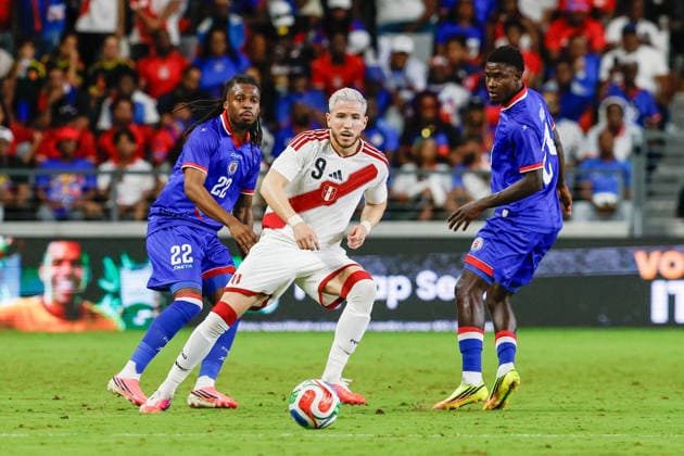 MIAMI, FL - JUNE 5: Peru forward Adrian Ugarriza (9) and Haiti defender Jean-KÃ vin Duverne (22) battle for the ball during the International Friendly, Länderspiel, Nationalmannschaft game between Haiti and Peru at NU Stadium on June 5, 2026 in Miami,Florida.(Photo by Chris Arjoon Icon Sportswire) SOCCER: JUN 05 Haiti vs Peru EDITORIAL USE ONLY Icon2605060010037