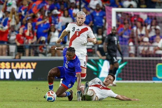 MIAMI, FL - JUNE 5: Haiti midfielder Jean-Ricner Bellegarde (10), Peru midfielder Erick Noriega (8) and Peru forward Adrian Ugarriza (9) battle for the ball on during the International Friendly, Länderspiel, Nationalmannschaft game between Haiti and Peru at NU Stadium on June 5, 2026 in Miami,Florida.(Photo by Chris Arjoon Icon Sportswire) SOCCER: JUN 05 Haiti vs Peru EDITORIAL USE ONLY Icon2605060010040