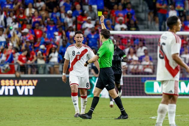 MIAMI, FL - JUNE 5: Peru midfielder Erick Noriega (8) receives a yellow card during the International Friendly, Länderspiel, Nationalmannschaft game between Haiti and Peru at NU Stadium on June 5, 2026 in Miami,Florida.(Photo by Chris Arjoon Icon Sportswire) SOCCER: JUN 05 Haiti vs Peru EDITORIAL USE ONLY Icon2605060010041