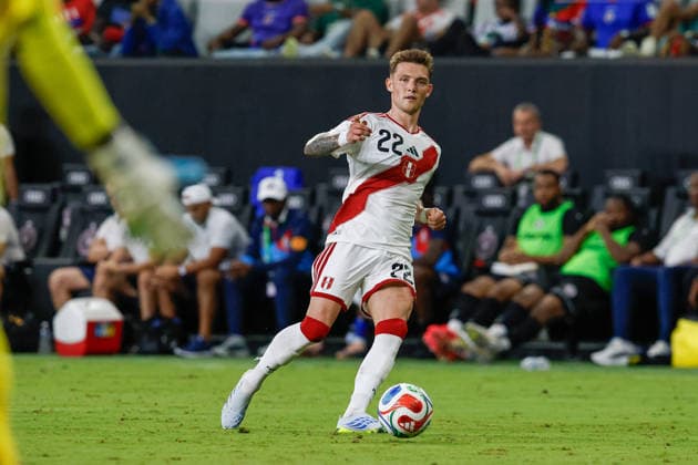 MIAMI, FL - JUNE 5: Peru defender Oliver Sonne (22) controls the ball on during the International Friendly, Länderspiel, Nationalmannschaft game between Haiti and Peru at NU Stadium on June 5, 2026 in Miami,Florida.(Photo by Chris Arjoon Icon Sportswire) SOCCER: JUN 05 Haiti vs Peru EDITORIAL USE ONLY Icon2605060010043