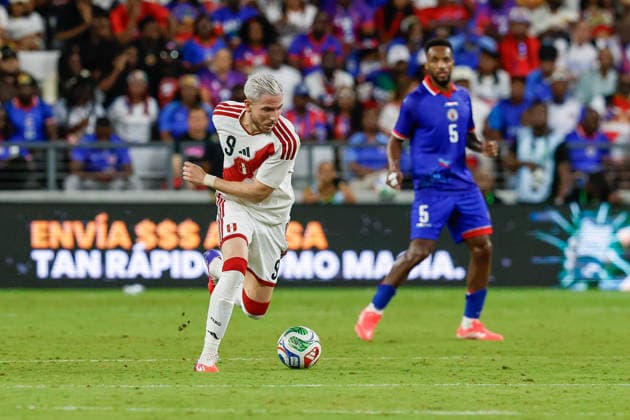 MIAMI, FL - JUNE 5: Peru forward Adrian Ugarriza (9) controls the ball on during the International Friendly, Länderspiel, Nationalmannschaft game between Haiti and Peru at NU Stadium on June 5, 2026 in Miami,Florida.(Photo by Chris Arjoon Icon Sportswire) SOCCER: JUN 05 Haiti vs Peru EDITORIAL USE ONLY Icon2605060010044