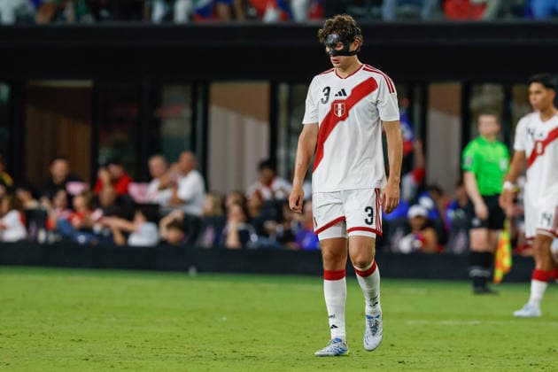 MIAMI, FL - JUNE 5: Peru defender Fabio Gruber (3) looks on during the International Friendly, Länderspiel, Nationalmannschaft game between Haiti and Peru at NU Stadium on June 5, 2026 in Miami,Florida.(Photo by Chris Arjoon Icon Sportswire) SOCCER: JUN 05 Haiti vs Peru EDITORIAL USE ONLY Icon2605060010047