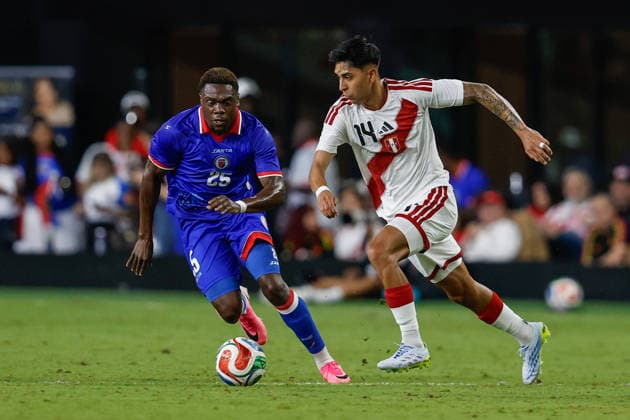 MIAMI, FL - JUNE 5: Haiti midfielder Dominique Simon (25) and Peru midfielder Adrian Quiroz (14) battle for the ball during the International Friendly, Länderspiel, Nationalmannschaft game between Haiti and Peru at NU Stadium on June 5, 2026 in Miami,Florida.(Photo by Chris Arjoon Icon Sportswire) SOCCER: JUN 05 Haiti vs Peru EDITORIAL USE ONLY Icon2605060010049